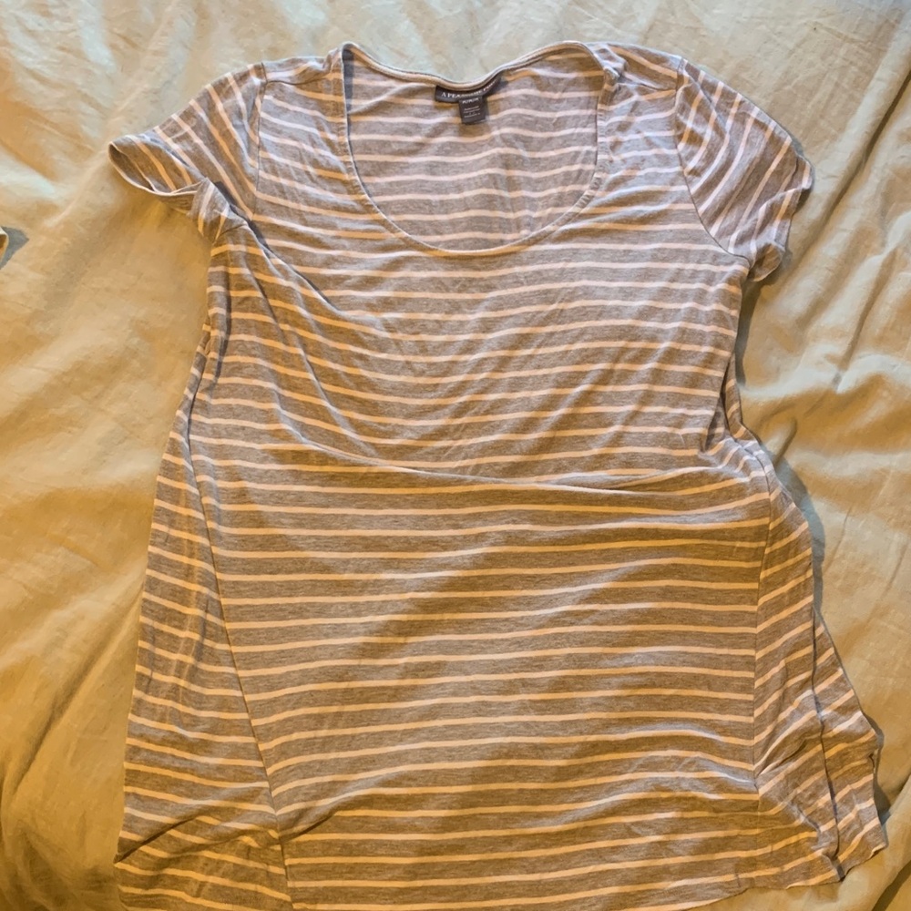A Pea in the Pod Striped Scoop Neck Maternity + Nursing Tee - Gray & White